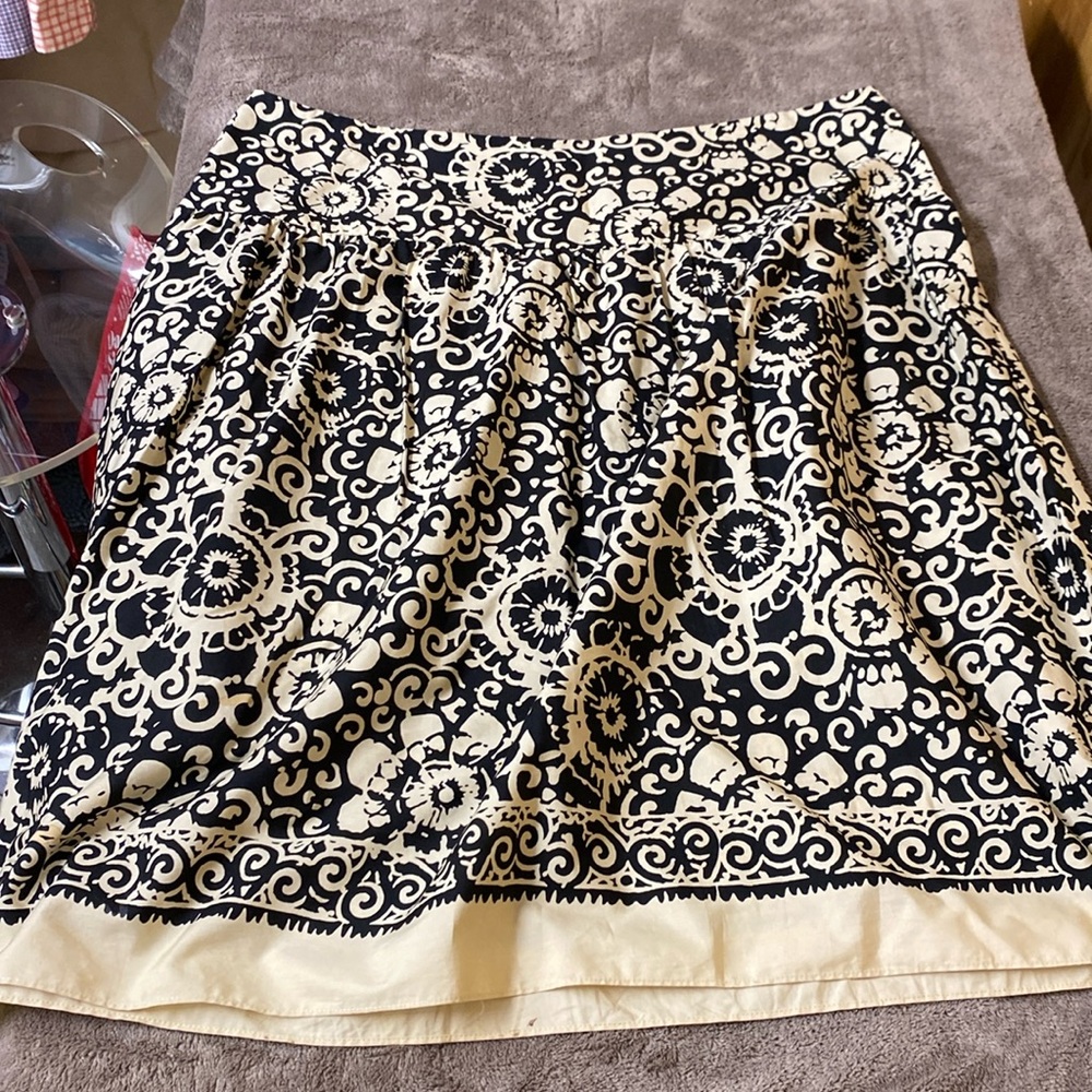Dana Buchman skirt size 14 does have small stain inside hem area see pictures